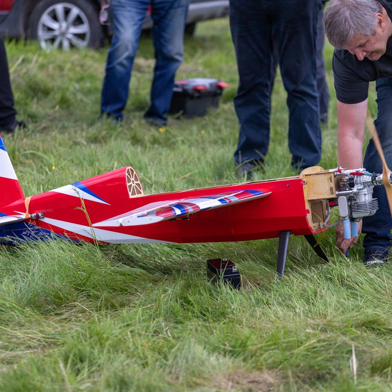 Avion RC rouge sur gazon