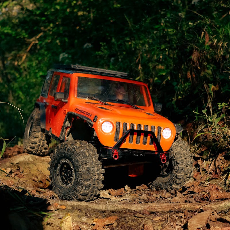 Jeep télécommandée en forêt